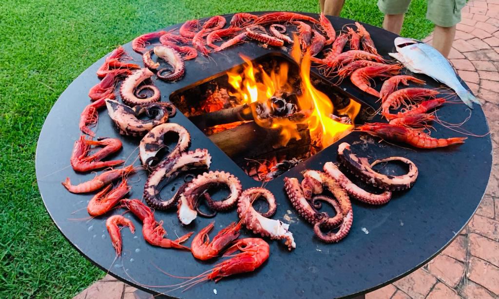 Gamberi, polpo e pesce cucinati sulla piastra Spolert