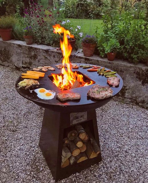 Uova, verdure e carne cucinate insieme sulla piastra