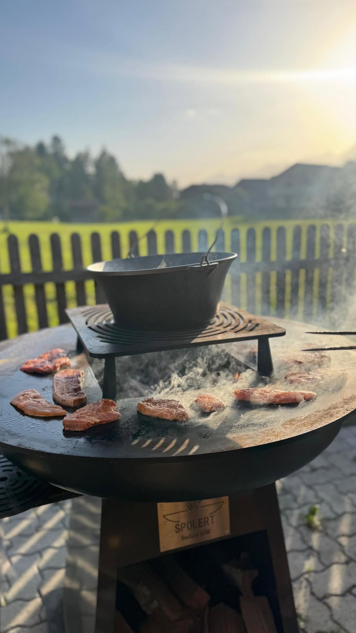 Il Grill in funzione sopra la brace