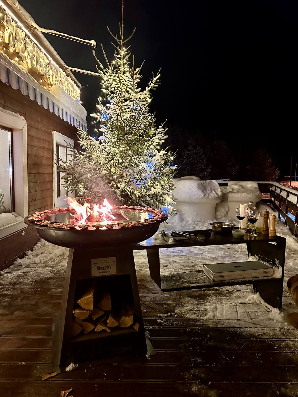 Spolert acceso all'aperto sotto la neve, di notte