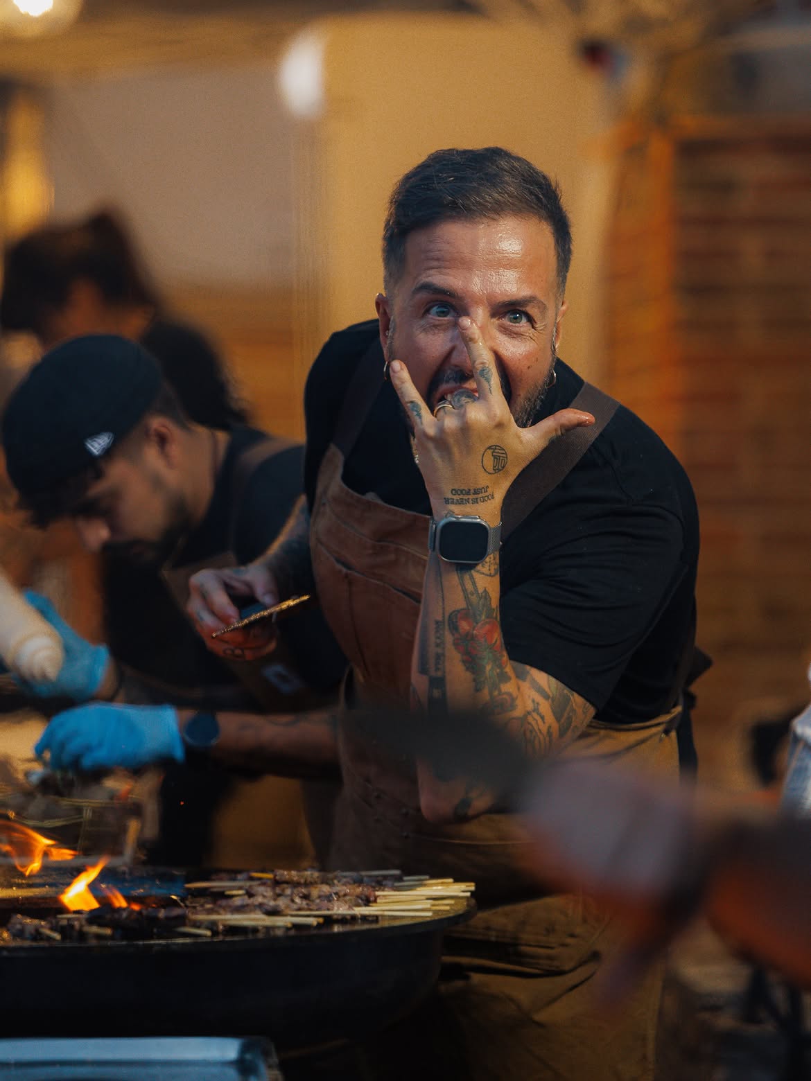 Lo chef Giuseppe Portanova al lavoro sullo Spolert durante un servizio